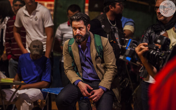 Fora de cena, Murilo Benício acompanha gravação de 'Amores Roubados' junto à equipe com uma mochila das costas