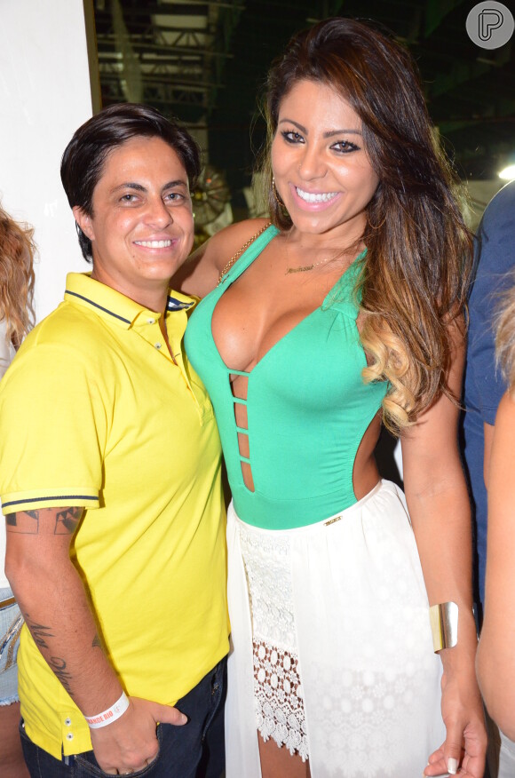 Thammy Miranda curte a escola de samba Grande Rio na companhia da namorada, Andressa Ferreira, em 11 de janeiro de 2013