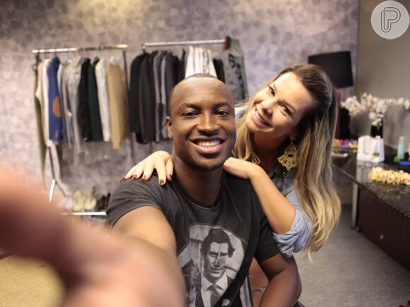 Fernanda Souza está noiva do cantor Thiaguinho