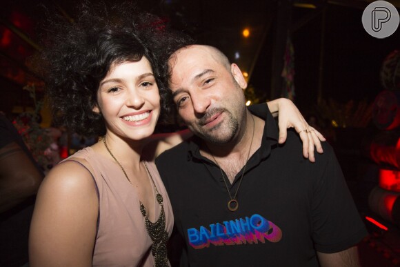 Maria Flor posou ao lado do produtor da festa Rodrigo Penna