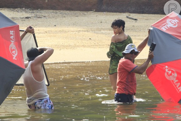 Rihanna usou um look sensual ao posar na água