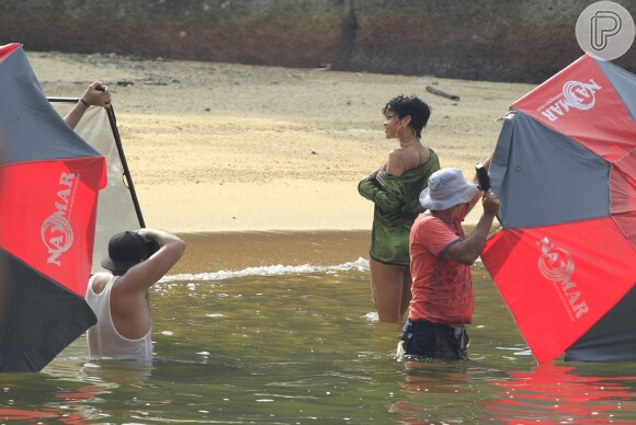 Rihanna se divertiu durante o ensaio fotográfico em Ilha Grande