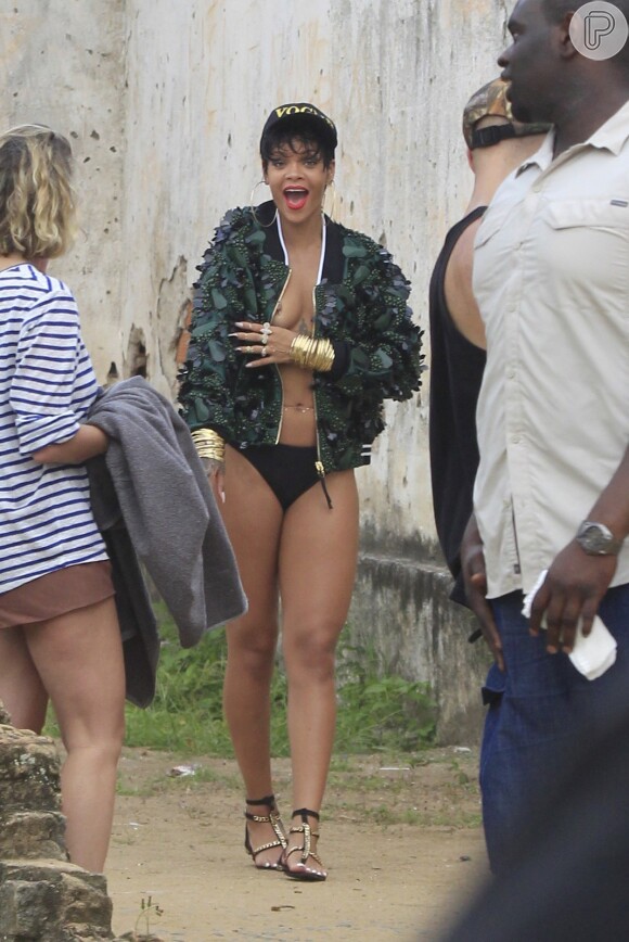 Rihanna se descuidou e quase mostrou demais