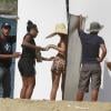 Assistente de produção ajuda Rihanna durante o ensaio em Ilha Grande