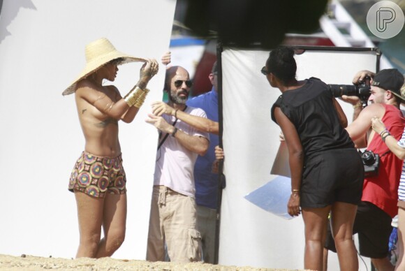 Rihanna é orientada pela produção da revista 'Vogue Brasil' durante o ensaio