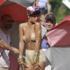Um adesivo foi colocado nos seios de Rihanna durante as fotos