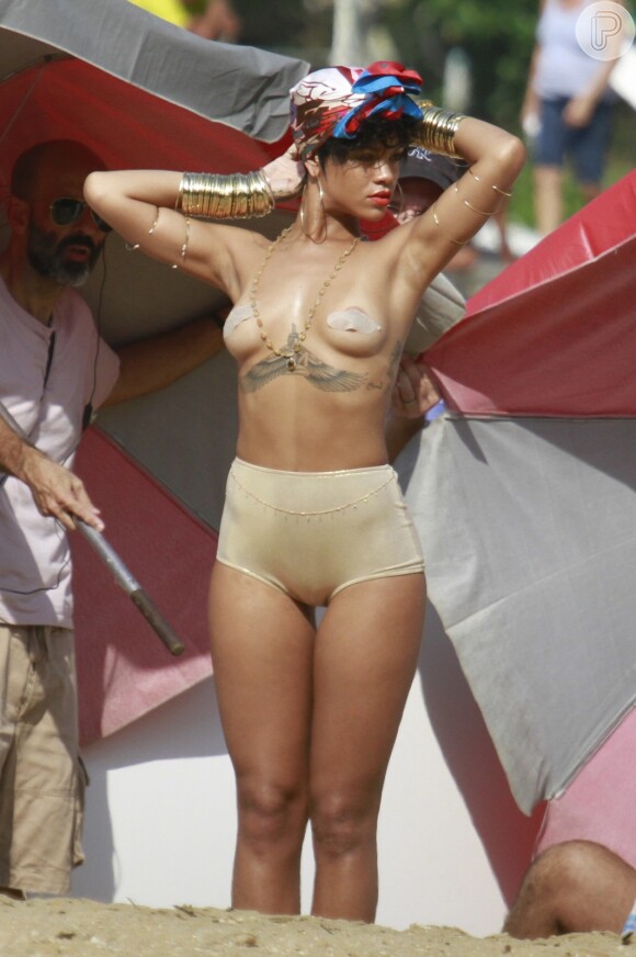 Para essa tomada de fotos, Rihanna usou hot pant