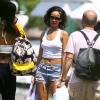 Rihanna viajou do Rio para Angra acompanhada de sua equipe de produção
