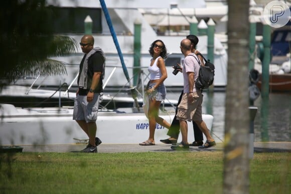 Rihanna aterrissou em Angra dos Reis no início da tarde