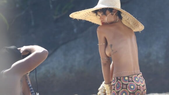 Sem sutiã, Rihanna posa para ensaio da 'Vogue' em Angra dos Reis. Veja fotos!