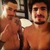 Caio Castro e Felipe Titto aparecem juntos sem camisa em foto postada no Instagram; atores de 'Amor à Vida' farão quadro no programa 'Caldeirão do Huck'