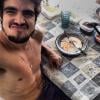 Caio Castro posta mais uma vez foto sem camisa durante refeição