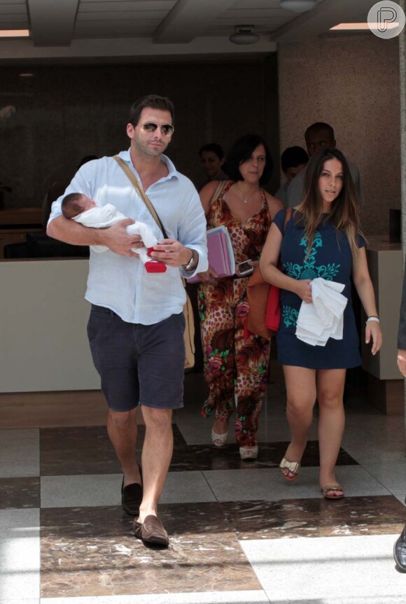 Henri Castelli deixa a maternidade com a namorada, Juliana Despírito, e a filha recém-nascida, Maria Eduarda, em São Paulo, em 14 de janeiro de 2014