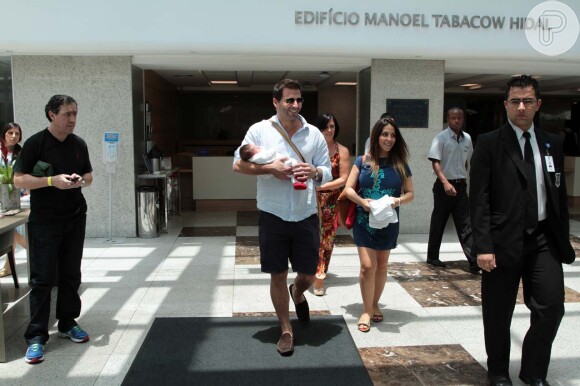 Maria Eduarda deixa a maternidade na manhã desta terça-feira, 14 de janeiro de 2014