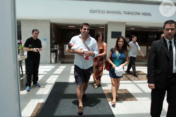 Henri Castelli deixa a maternidade com a namorada, Juliana Despírito, e a filha recém-nascida, Maria Eduarda, em São Paulo, em 14 de janeiro de 2014