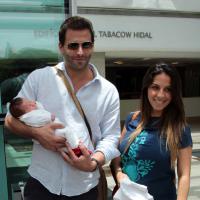 Henri Castelli e a namorada deixam maternidade com a filha, Maria Eduarda, em SP