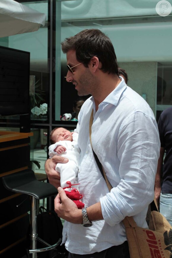 Henri Castelli deixa a maternidade com a filha recém-nascida, Maria Eduarda, em São Paulo
