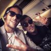 Neymar postou uma foto com o amigo Daniel Alves a caminho da Suíça. Os atletas concorreram a prêmios no Bola de Ouro