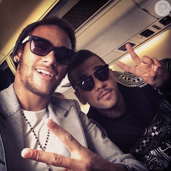 Neymar postou uma foto com o amigo Daniel Alves a caminho da Suíça. Os atletas concorreram a prêmios no Bola de Ouro