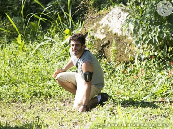 Após escapar da Comunidade, William (Thiago Rodrigues) se perde na mata e é capturado por uma tribo de índios, em 'Além do Horizonte', em 22 de janeiro de 2014