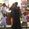 Glória Maria faz compras em supermercado do Leblon, na zona sul do Rio com as filhas, Laura e Maria, em 7 de janeiro de 2013
