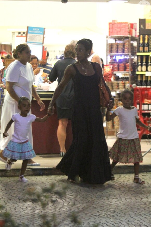 Glória Maria faz compras em supermercado do Leblon, na zona sul do Rio com as filhas, Laura e Maria, em 7 de janeiro de 2013