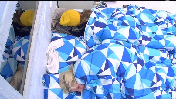 Na manhã desta segunda-feira, 20 de janeiro de 2014, Clara e Vanessa dormem juntas no Quarto Sibéria