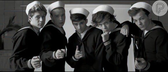 Os meninos do One Direction se vestem como marinheiros no novo clipe