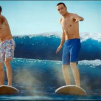 Integrantes do One Direction lançam videoclipe pegando onda sem camisa