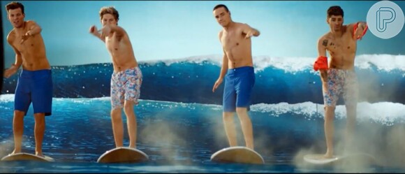 Os meninos do One Direction divulgam na internet videoclipe de 'Kiss You' em que aparecem sem camisa, em 7 de janeiro de 2012