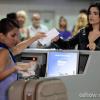 Aline (Vanessa Giácomo) faz o check-in no aeroporto, em cena 'Amor à Vida'