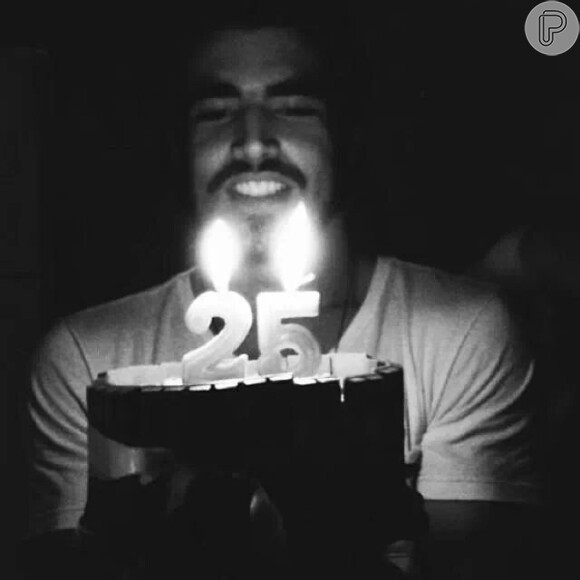 Caio Castro com seu bolo de aniversário de 25 anos