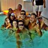 Caio Castro na piscina com os amigos comemorando seu aniversário de 25 anos