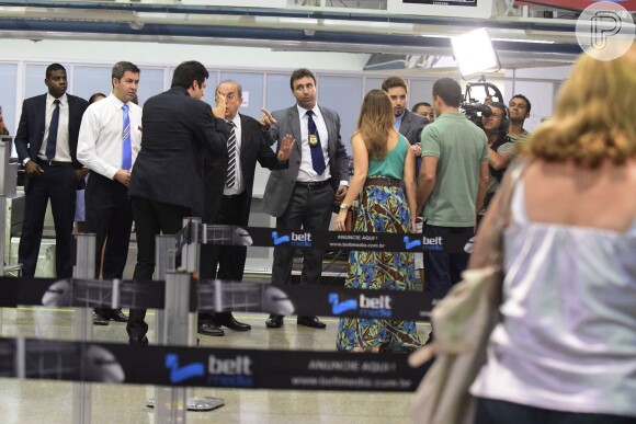Paloma (Paolla Oliveira) e Bruno (Malvino Salvador) conversam com os policiais federais do aeroporto, em 'Amor à Vida'