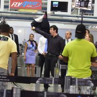 'Amor à Vida': Félix faz striptease em aeroporto e evita fuga de Aline. Fotos!