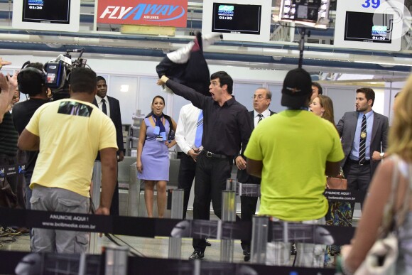 Félix (Mateus Solano) começa um strip-tease para evitar que o avião de Aline (Vanessa Giácomo) decole, em 'Amor à Vida'