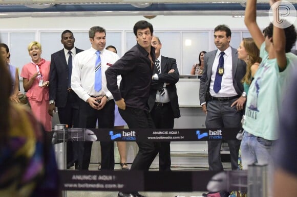 Félix (Mateus Solano) dá um show à parte ao fazer um strip-tease no aeroporto, em 'Amor à Vida'
