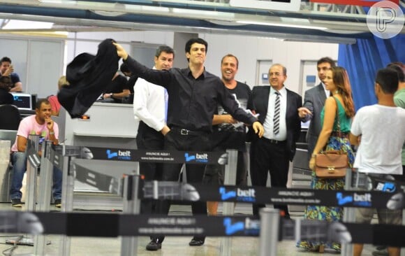 Mateus Solano dá um show na pele de Félix no meio do aeroporto, em 'Amor à Vida'