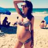 Mesmo grávida, a modelo Fernanda Motta continua estilosa e aposta em biquíni estampado tomara que caia e com a parte de baixo maior, para segurar o barrigão de sete meses