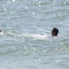 Ronny Kriwat e Gabriel Braga Nunes nadaram nas águas calmas da praia do Recreio