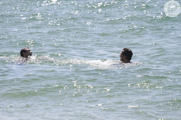 Ronny Kriwat e Gabriel Braga Nunes nadaram nas águas calmas da praia do Recreio