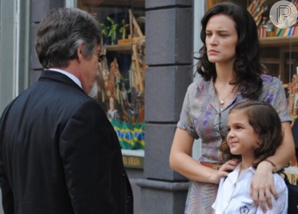 Ernest (José de Abreu) pede a Amélia (Bianca Bin) que o deixe morar em sua casa no cortiço, em 'Joia Rara', em 3 de fevereiro de 2014