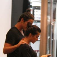 Cleo Pires e Rômulo Neto desfilam roupa e penteado iguais em passeio no shopping