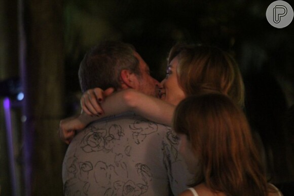 Camila Morgado e Luiz Stein são flagrados aos beijos
