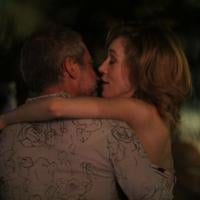 Camila Morgado beija o namorado e assiste a 'O Canto da Sereia' no Rio