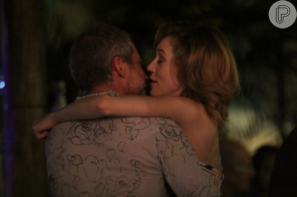 Camila Morgado beija o namorado, Luiz Stein, em quiosque da zona sul do Rio, em 8 de janeiro de 2013
