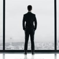 Jamie Dornan aparece sozinho no primeiro pôster de '50 Tons de Cinza'