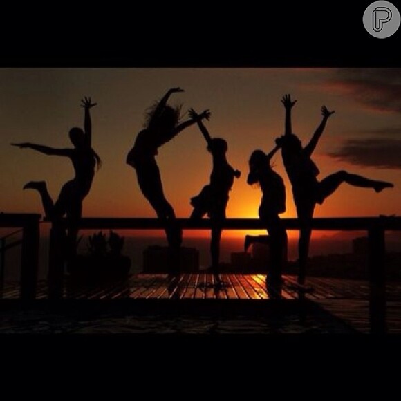 Grazi Massafera posta foto pulando ao lado das amigas Fabíula Nascimento e Anna Lima, em 26 de janeiro de 2014