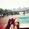 Recentemente, Grazi Massafera postou foto dos pés e os da filha, Sophia, na mesma piscina do condomínio