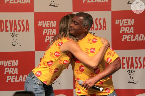 Grazi Massafera dá um beijo em Romário, garoto-propaganda da marca, ao chegar à coletiva de imprensa